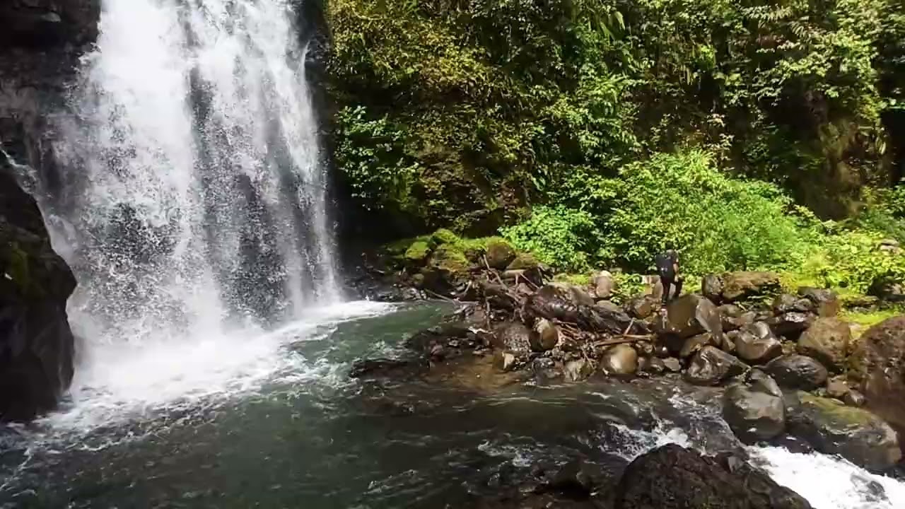 Jalan menuju air terjun yang terbentuk oleh air