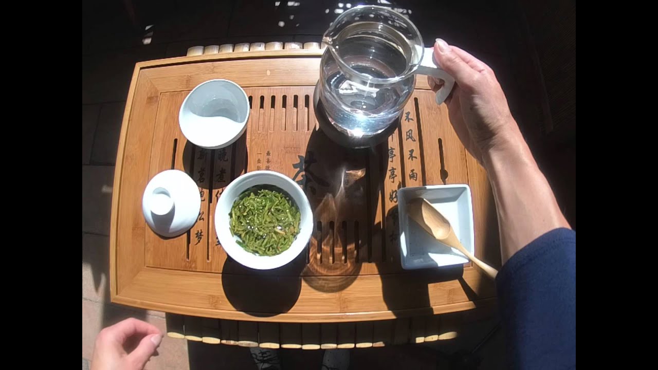 Pr&iacute;prava čaju Lung Ching/Pr&eacute;paration du th&eacute; vert Lung Ching/ Preparation of green tea Lung Ching
