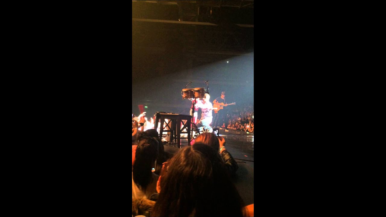 M.Pokora fête l'anniversaire d'une petite fille sur scène. Le 21/05/15 à Orléans