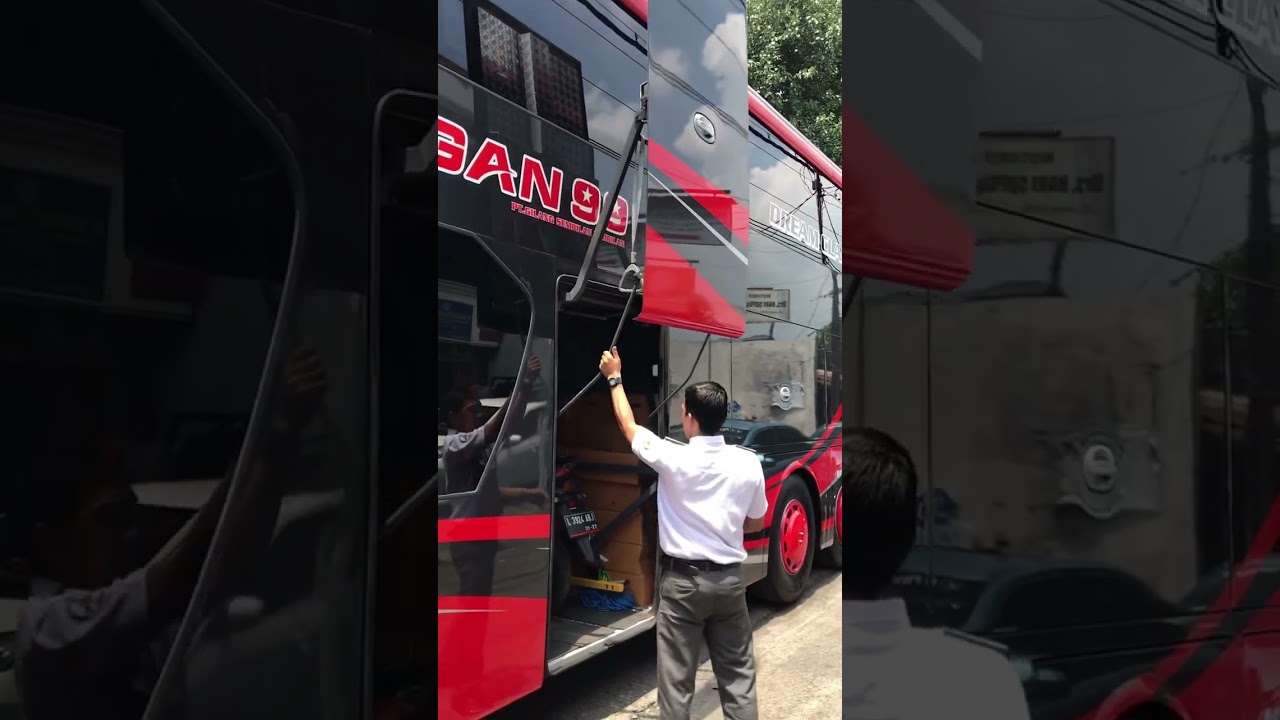 Bus Juragan 99 Double Decker kirim paket motor di redBus Lounge Surabaya menuju Jakarta