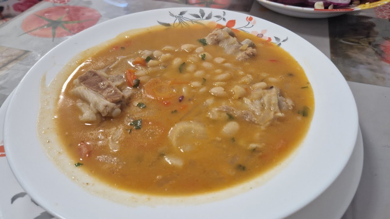 Fasole Uscată cu Costiță de Porc de la Bunica – Rețetă Tradițională Românească, Ca la Țară