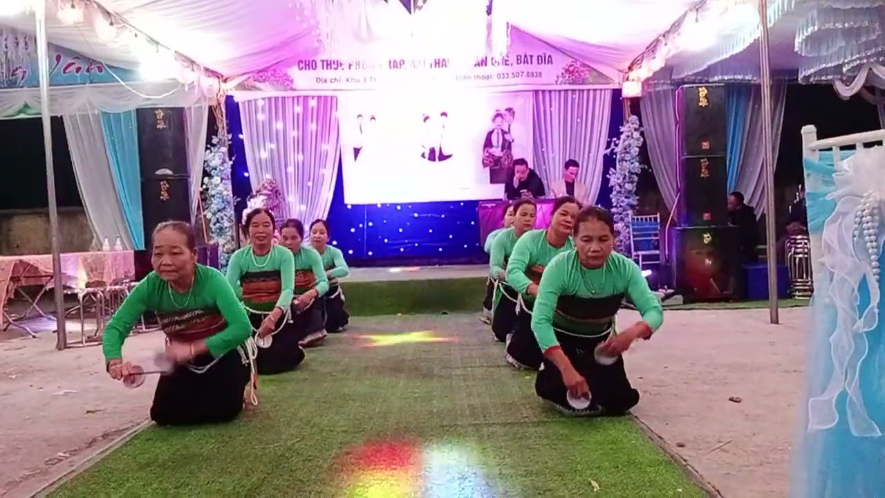 các bà múa đám cưới của nhà cháu thảo khu 3 thị trấn mường lát