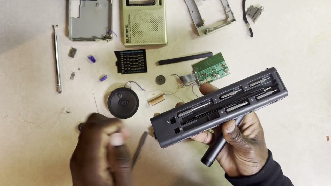 DISASSEMBLED: Bell & Howell FM/AM 9 Band Analog Radio