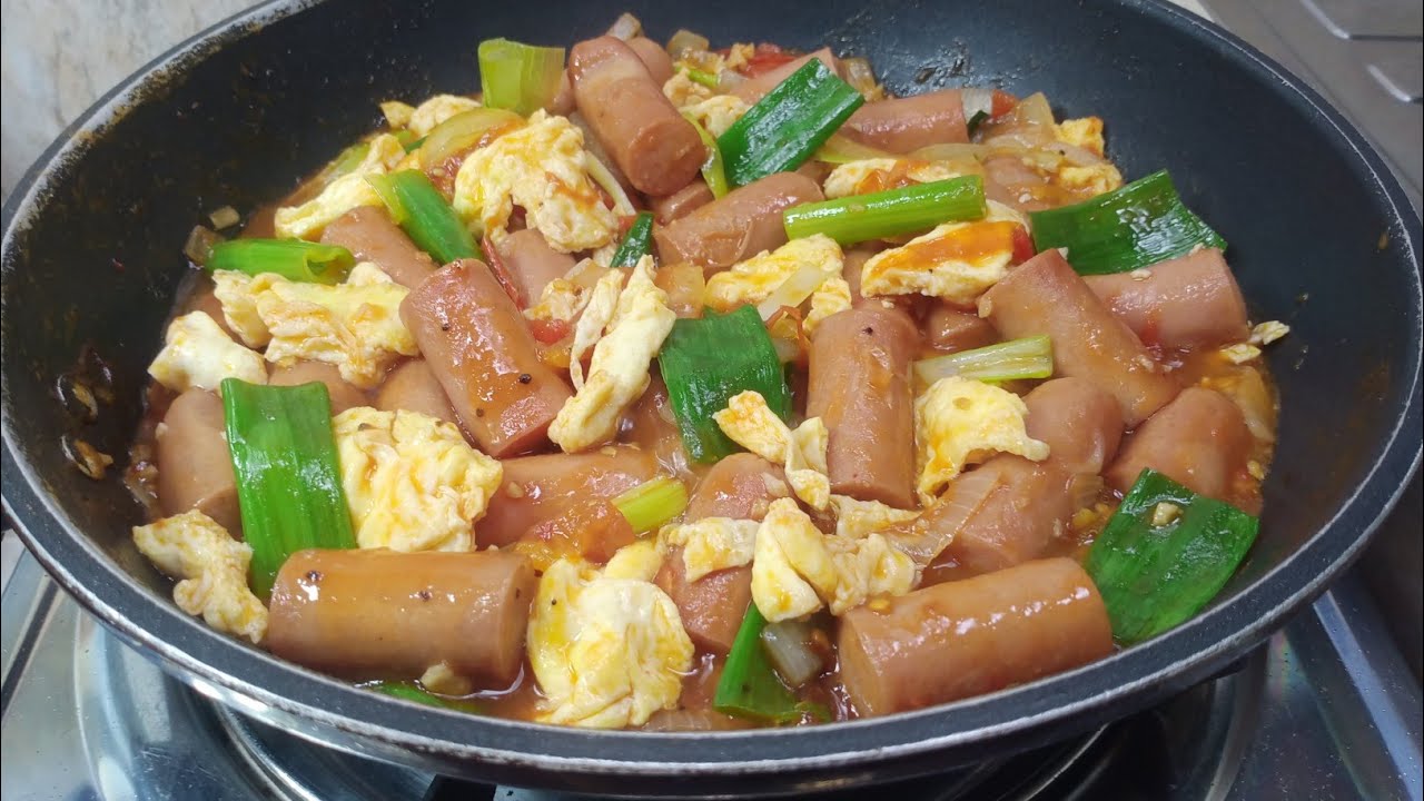 QUICK AND EASY BREAKFAST! TASTY AND DELICIOUS SAUSAGE AND EGGS IN TOMATO SAUCE!