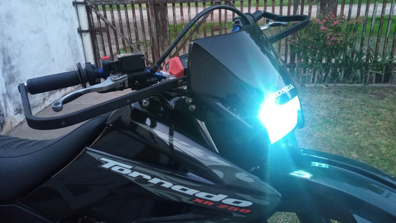 Colocando cubre puños wirtz a la tornado. Seguimos con la perzonalizacion de mí honda xr250 tornado.