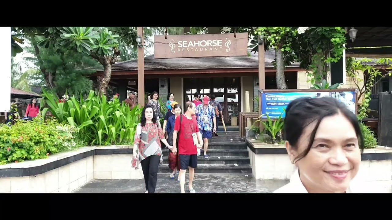 Bersantai makan siang di Villa Ombak setelah Lelah snorkeling dan makan durian Lombok di Teluk Nare