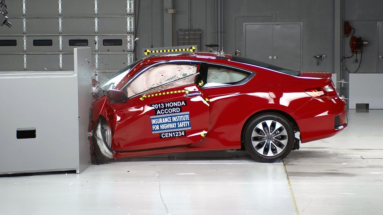 2013 Honda Accord 2-door driver-side small overlap IIHS crash test