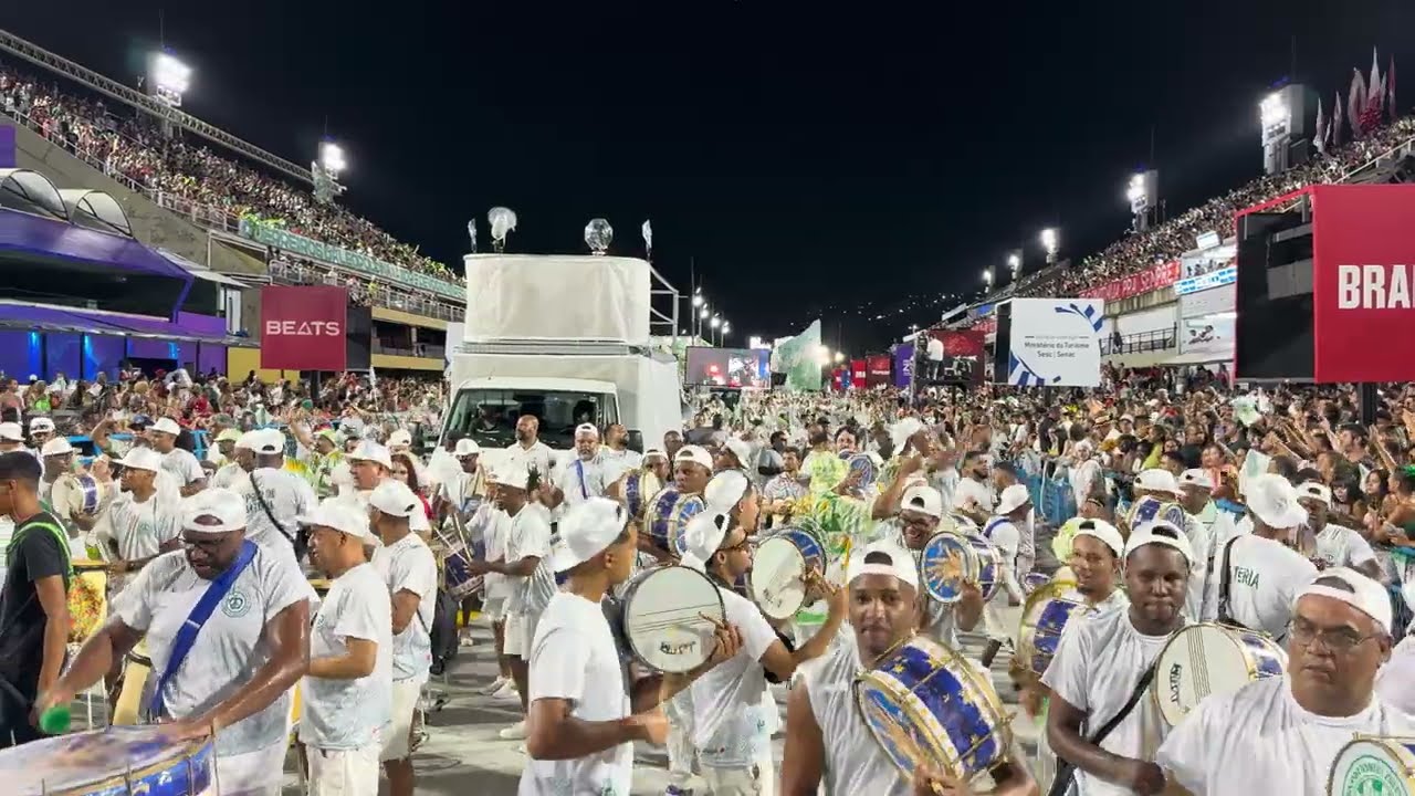 Bateria da Imperatriz no ensaio técnico e teste de luz/som na Sapucaí para o carnaval 2025