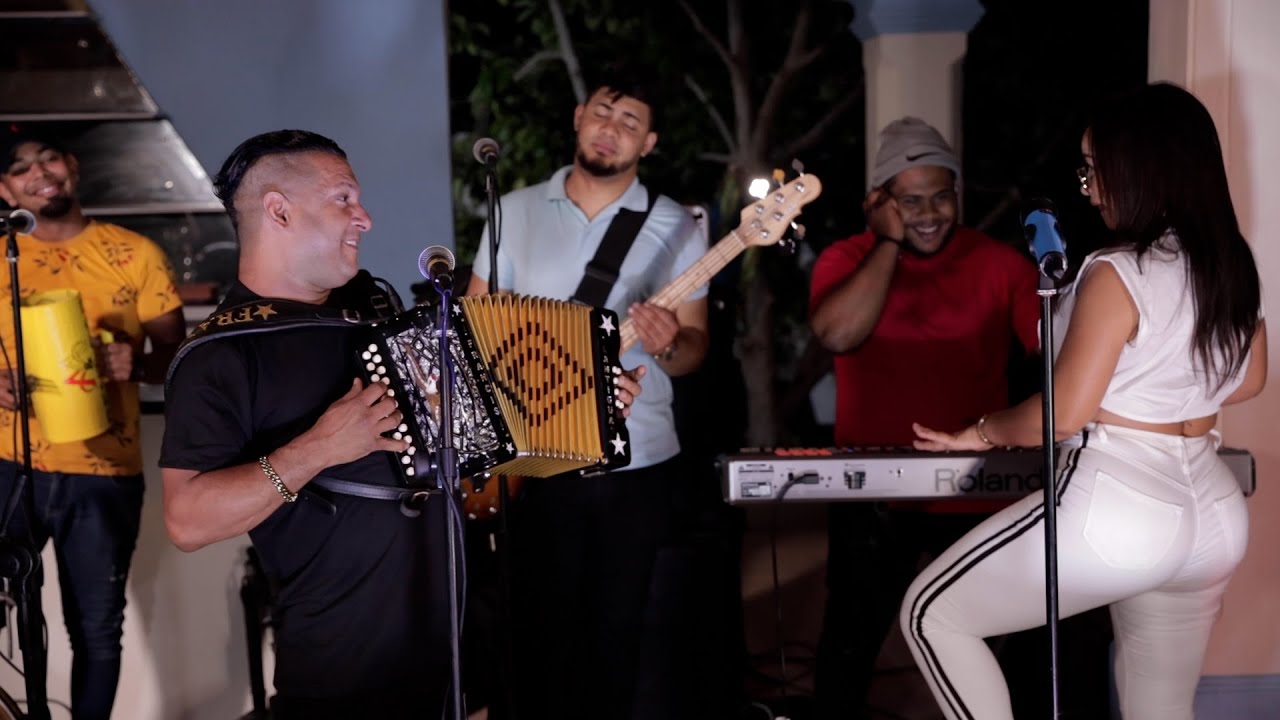 Muriendo De Amor | Canta Alexandra | Junte Tipico | Video En Vivo