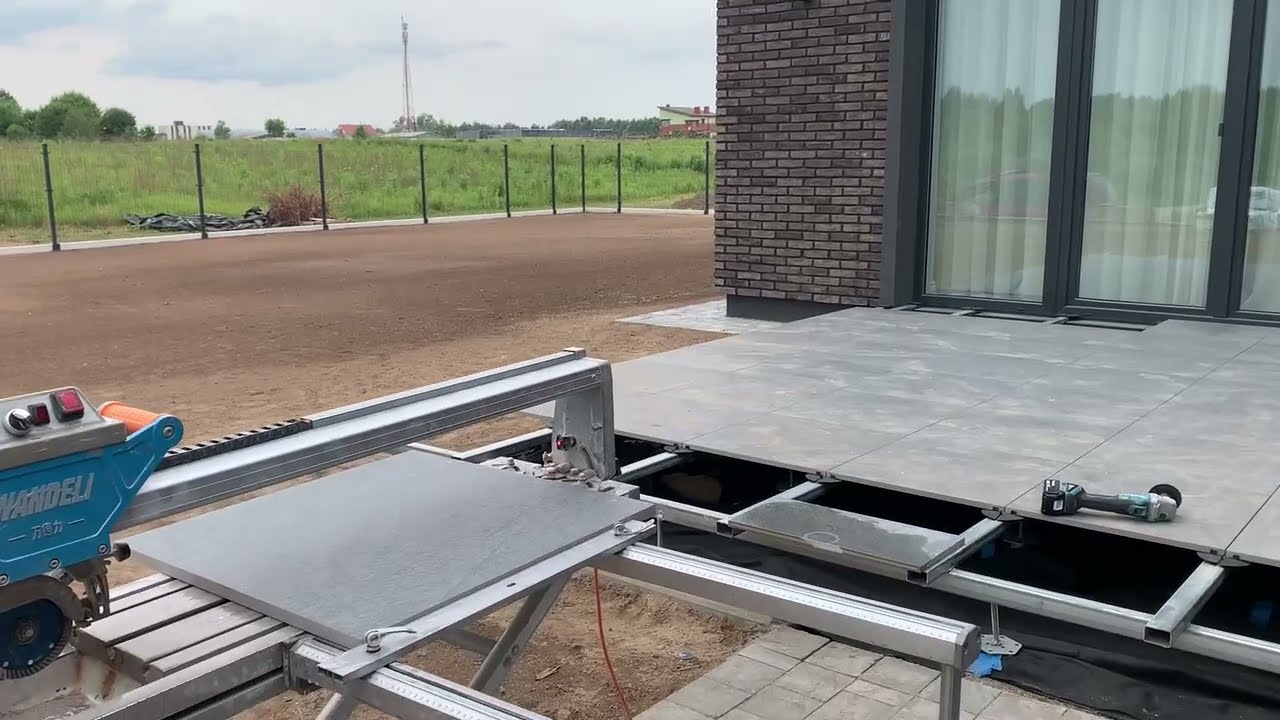 Terasos i&scaron; montuojamų plytelių įrengimo epizodai. Terasos montavimo darbai.