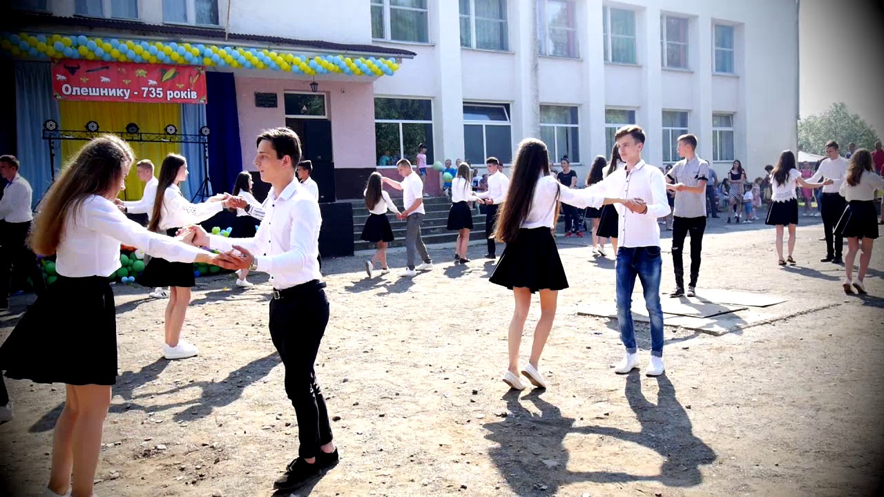 Танець випускників Олешницької ЗОШ на святкуванні Дня села