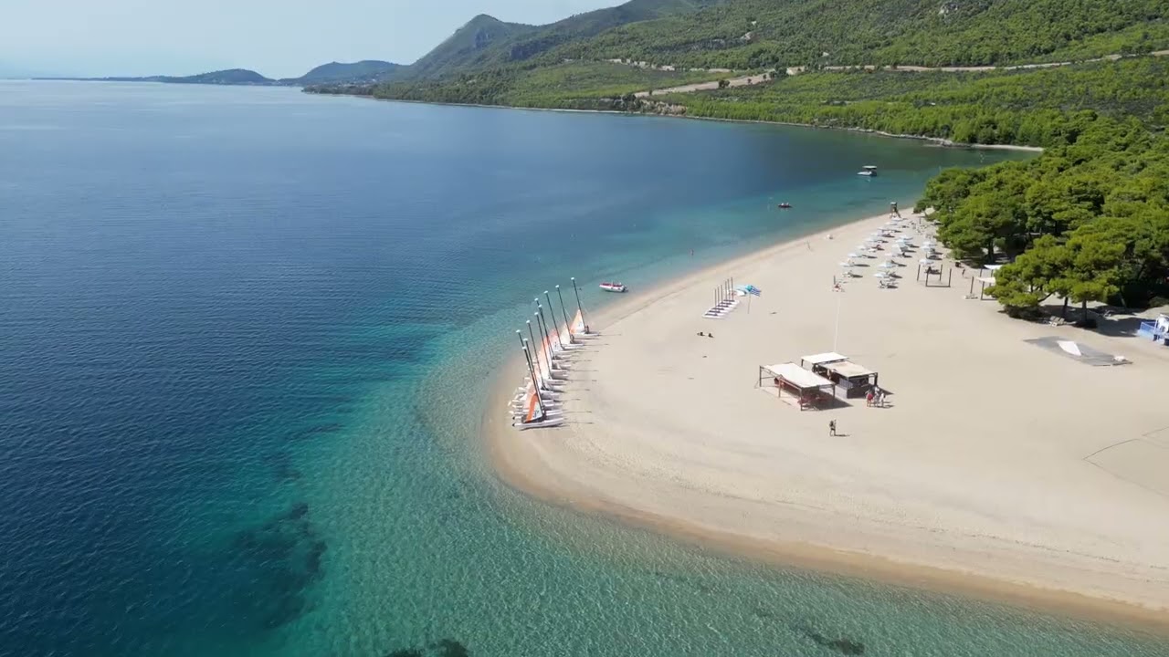 La plage c&ocirc;t&eacute; cabane voile Club Med Gregolimano