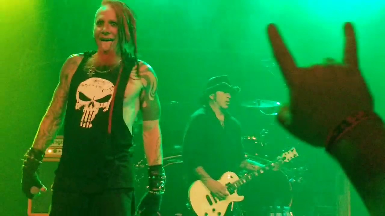 Hellyeah - covering Pantera's 