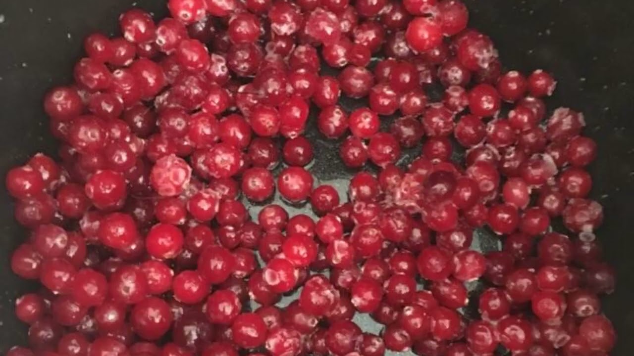 Lingonberry juice in a slow cooker