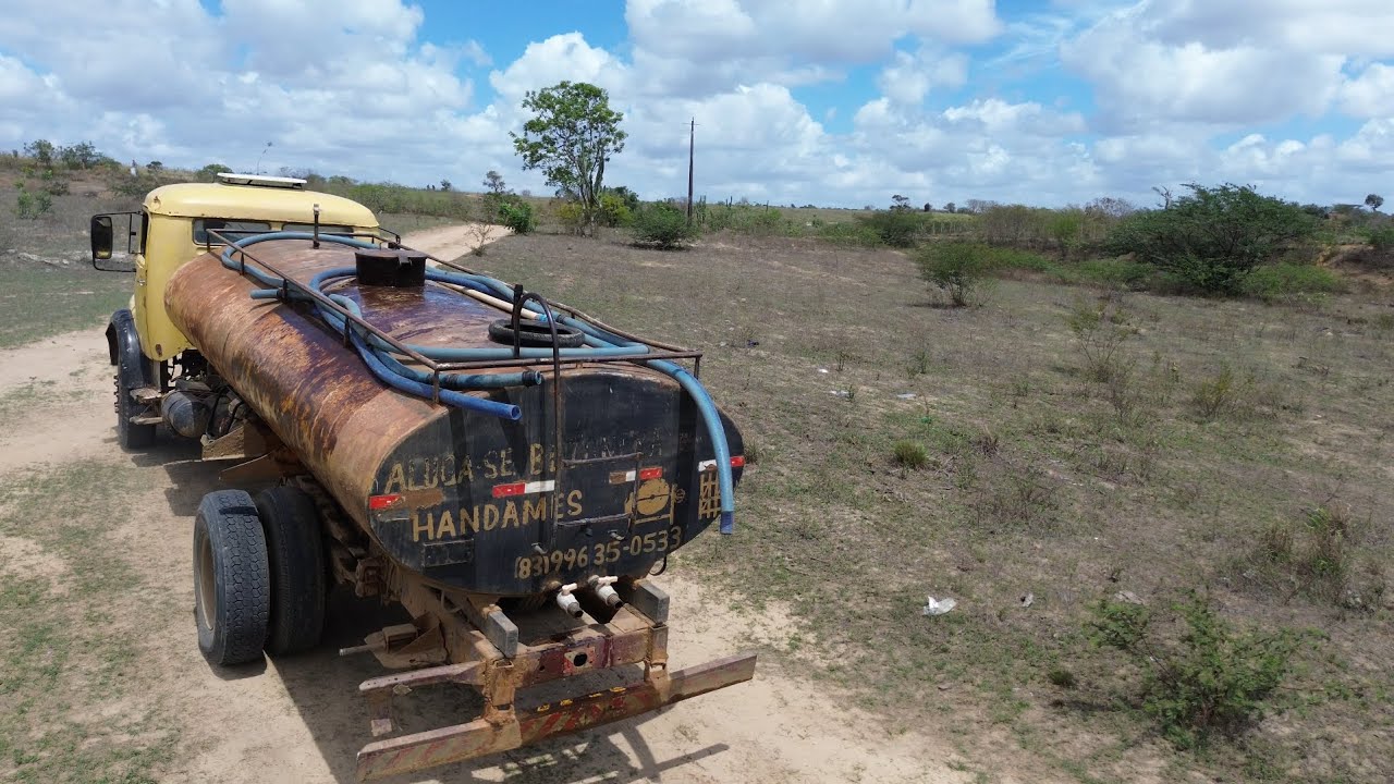 Veja o movimento dos carros pipas no açude do anafê .imagens de drone