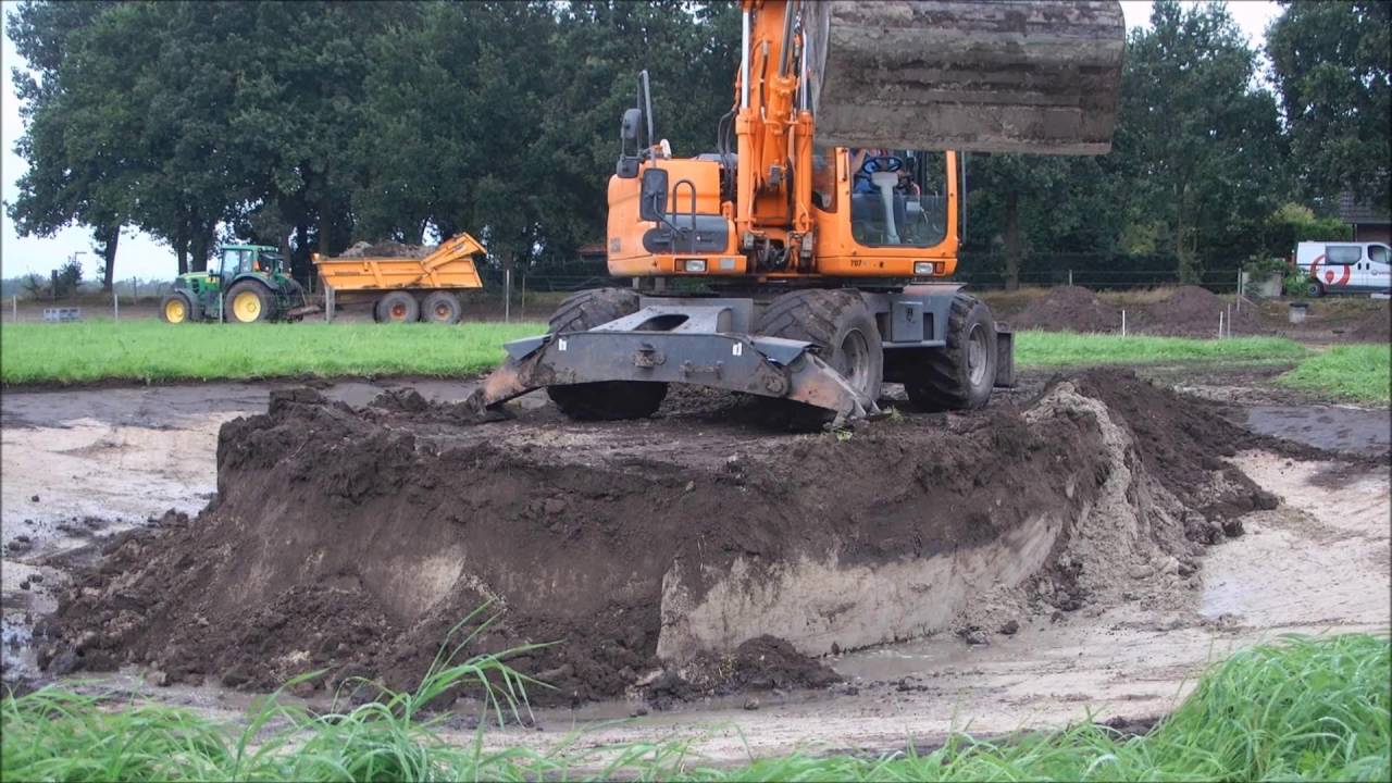 De aanleg van een poel en heuvel in ons paddockparadijs - 29 augustus 2016
