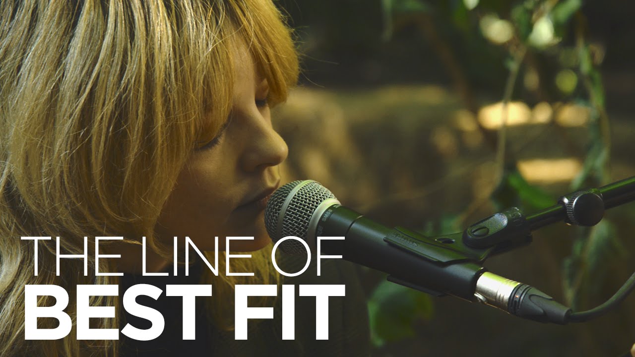 Jessica Pratt performs 
