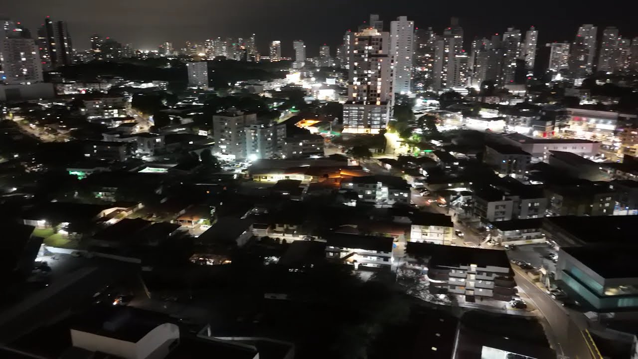 Luces de noche en el skyline de Panamá 🌃✨ ¡Vuela con nosotros!#SkylinePanama #LucesNocturnas #Drone