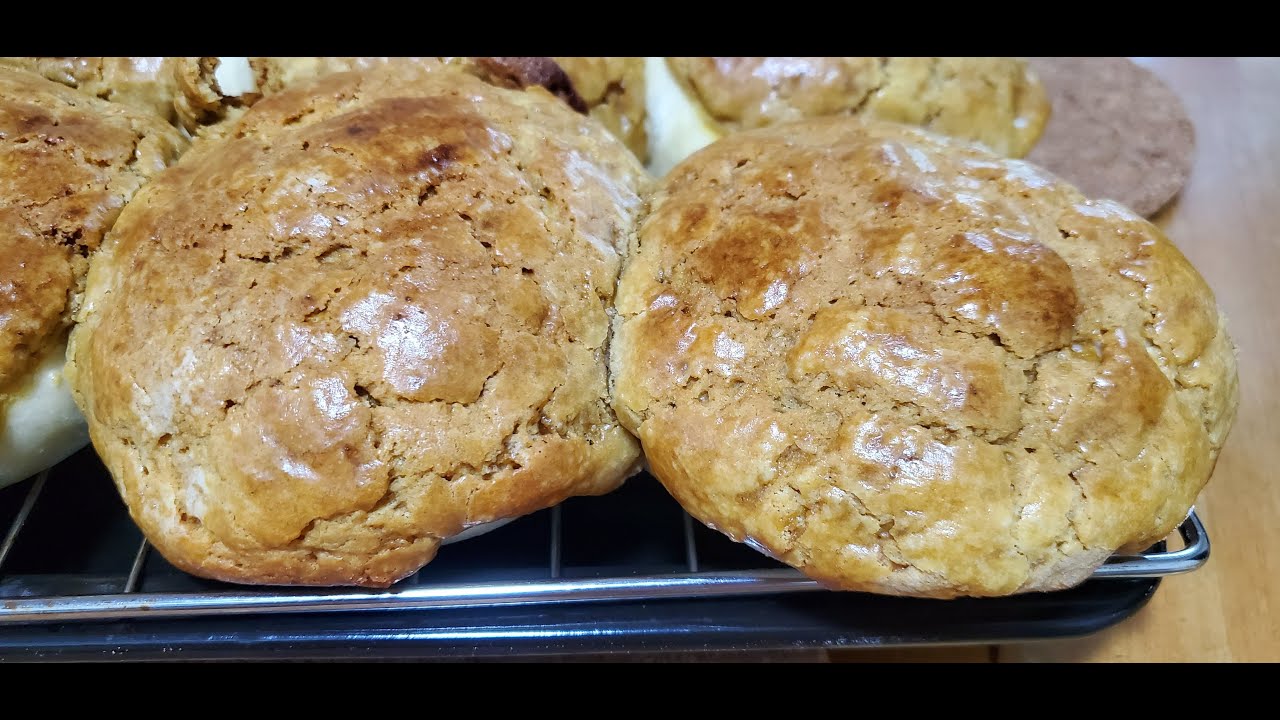 Hong Kong-Style Pineapple Buns 港式菠蘿包