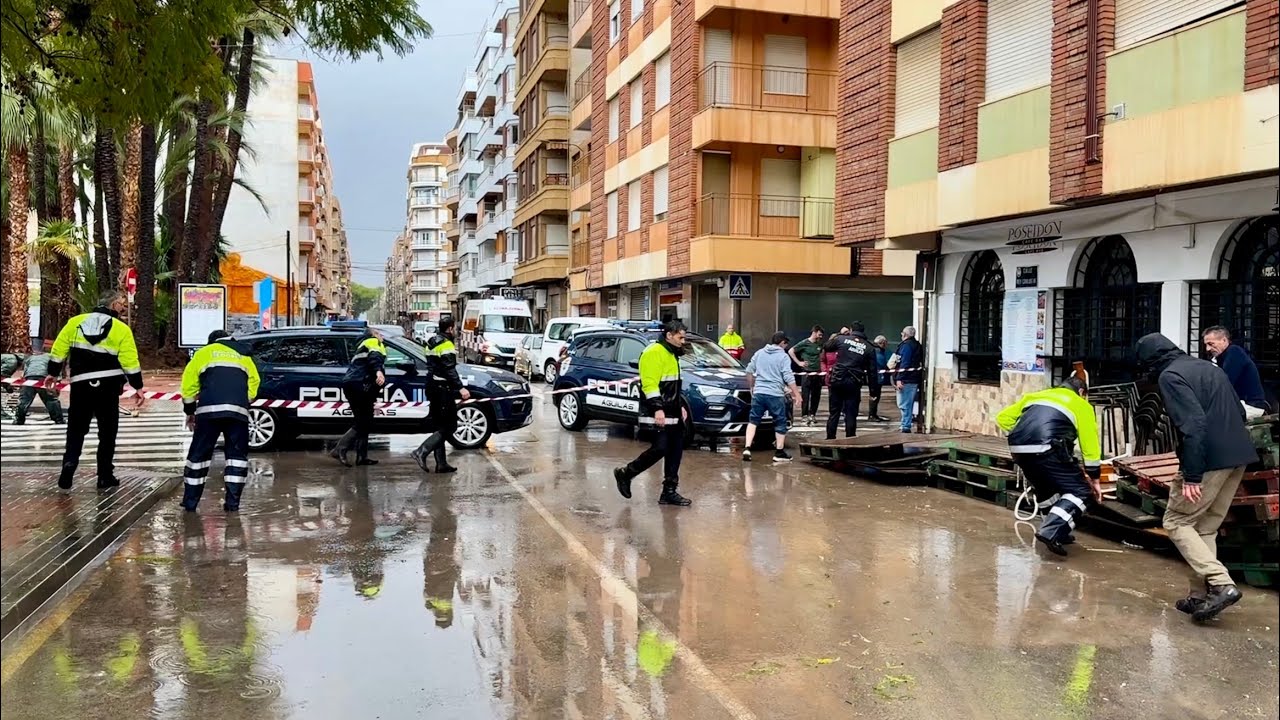 Bares, cocheras y bajos anegados por la fuerte lluvia caída en Águilas