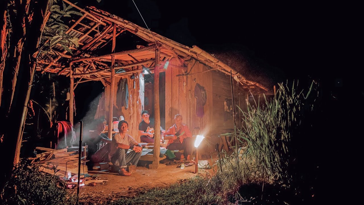 Tidak Ada Penerangan Listrik, Hanya Obor. Suasana Malam Di Desa Sembari Makan Nasi Liwet Di Talegong