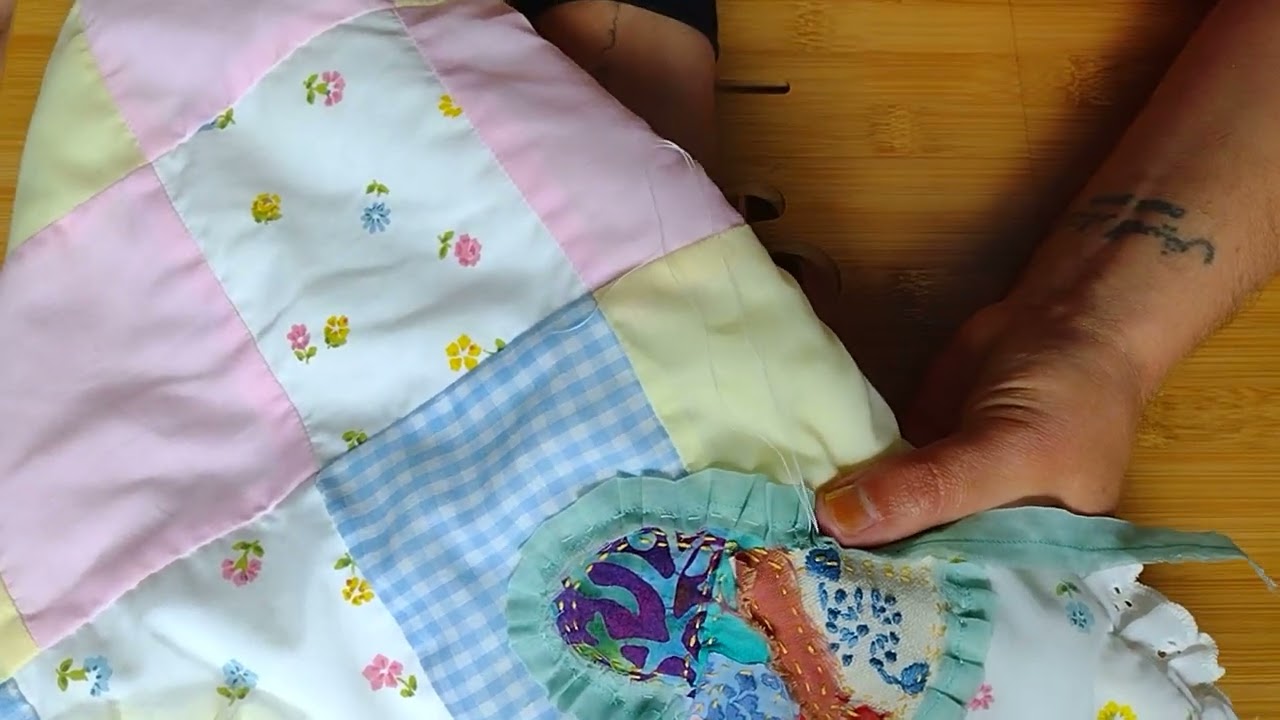 Slow Stitching and chatting about ETs 🧵💙🛸👽💙🧵