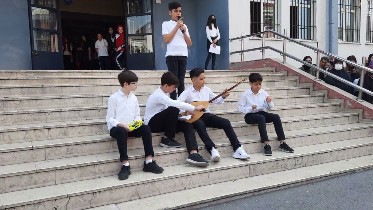 Uzun İnce Bir Yoldayım - 23 Nisan Gösterileri