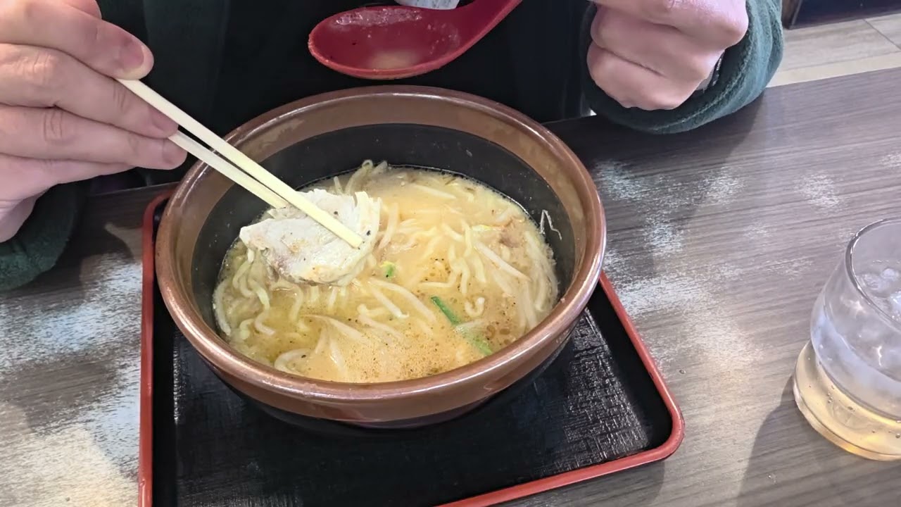 味噌蔵麺四郎知多店へ行き、北海道味噌味噌炙りチャーシュー麺を、堪能している所を、撮影してみました。