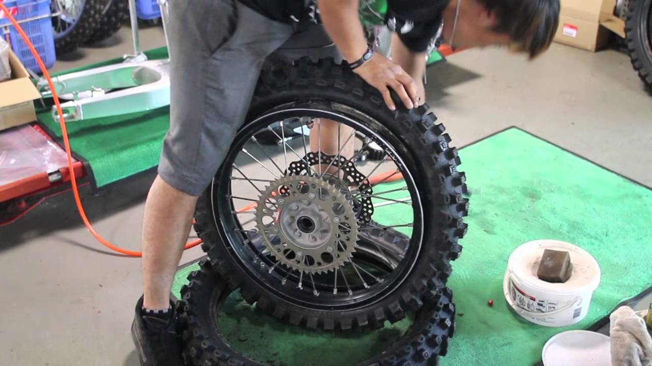 Dirtsports 基礎からコツまで分かるENJOYメンテ特別編　星野優位選手のタイヤ交換！