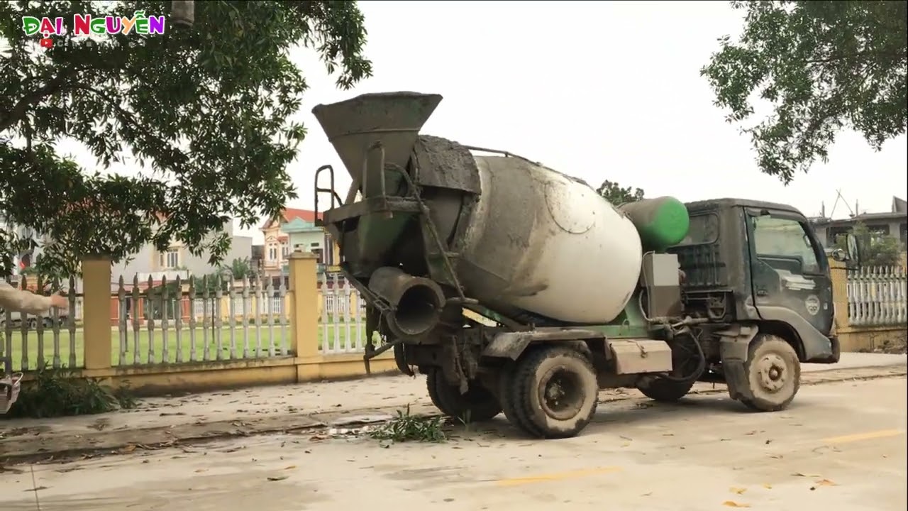 Máy Bơm Bê Tông Và Xe Chở Bê Tông Làm Việc/Chuyển Bê Tông Từ Xe Lớn Sang Xe Nhỏ
