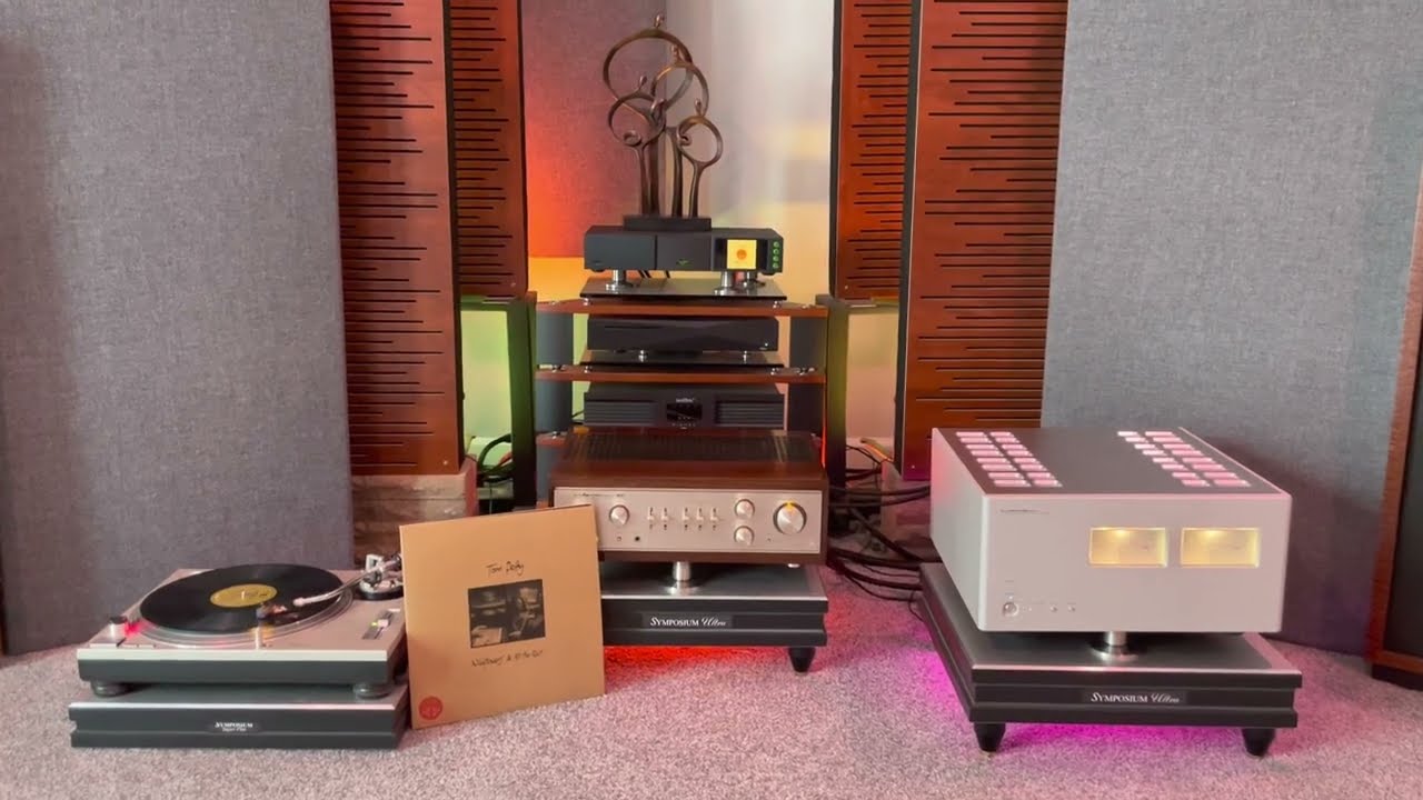 Demo: Technics SL-1200Mk2 turntable, Volti Audio Rivals, Luxman CL-40 preamp, Luxman M900u amp