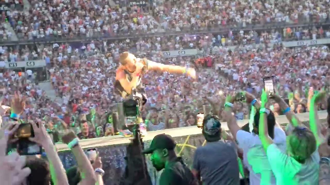 Coldplay - Hymn For The Weekend (Live in Paris 17.07.2022)