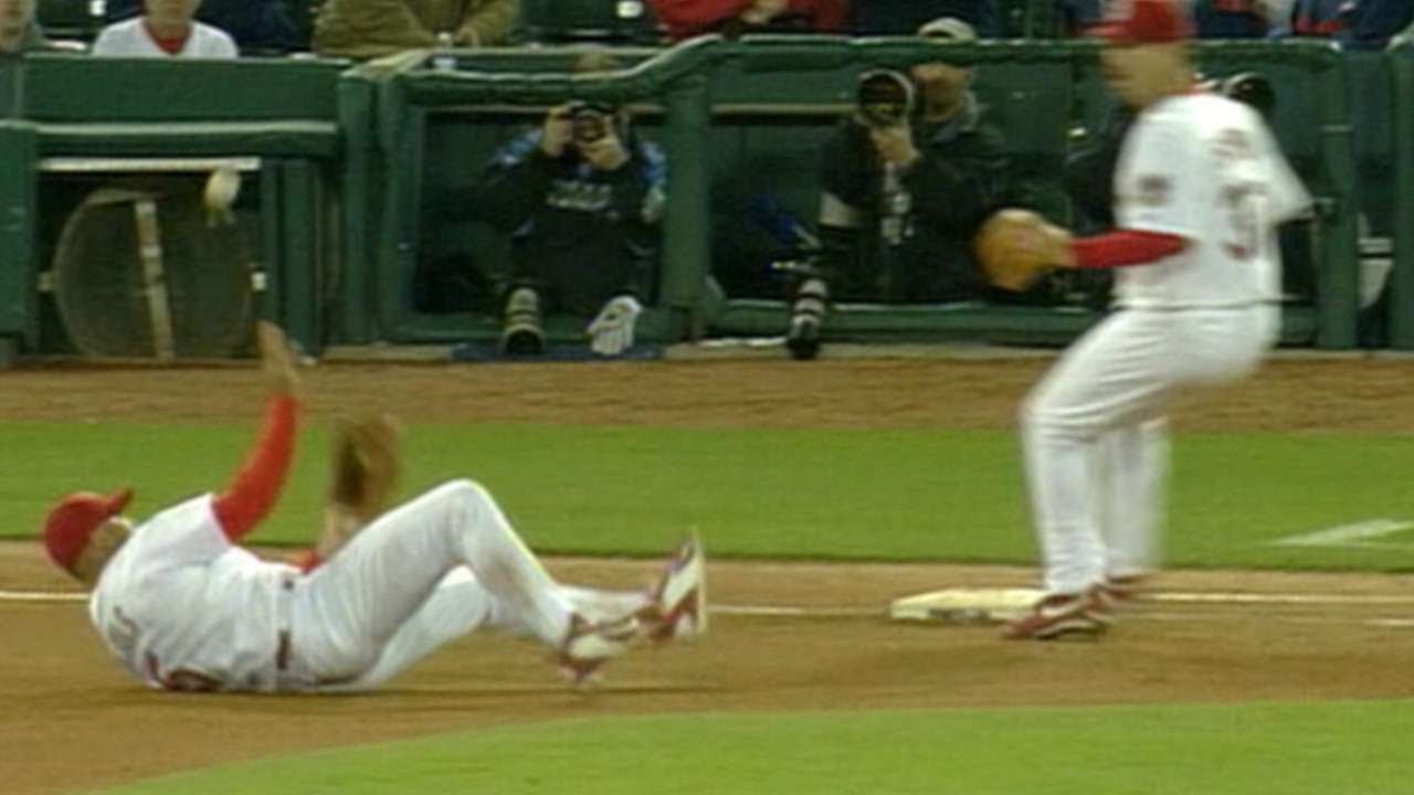 Albert Pujols poślizgnął się, przetoczył i rzucił do pierwszej bazy, co spowodowało wyautowanie