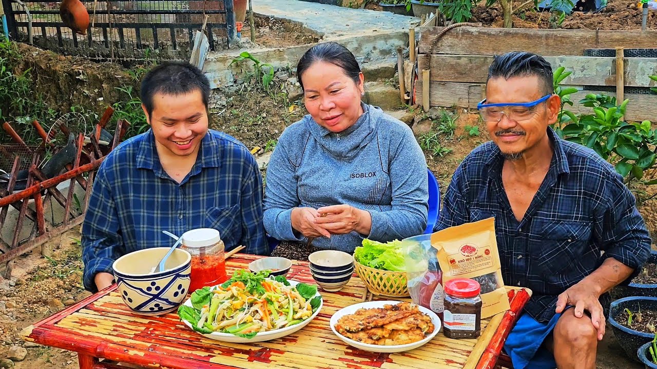 Mẹ làm cốm dẹp truyền thống, ăn cùng đặc sản Sa Đéc cực ngon | Uthuyvlogs. 