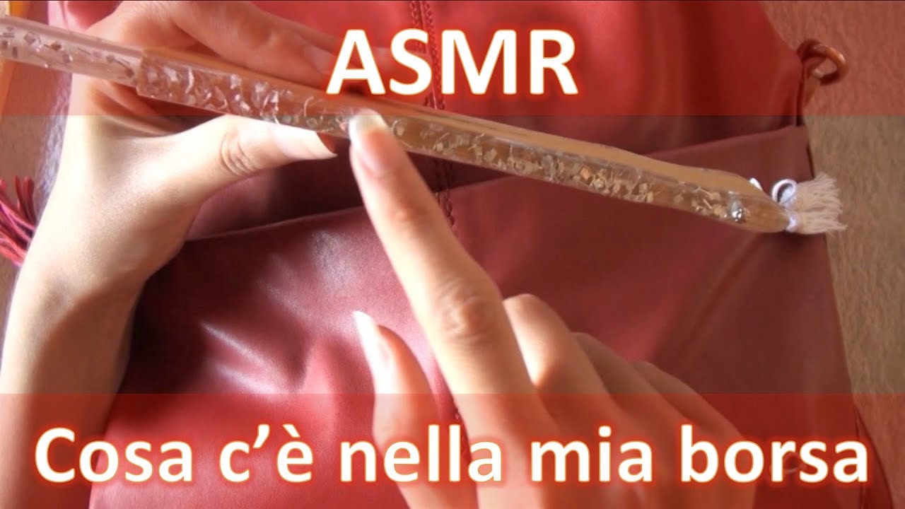 ASMR ITA Show & tell: cosa c'è nella mia borsa [soft speaking]
