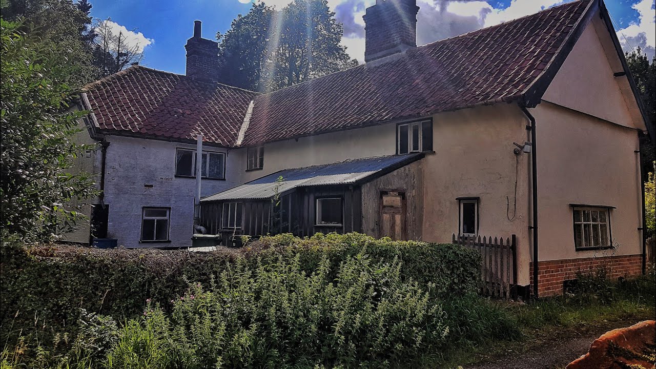 FAMILY VANISHED FROM THIS ABANDONED HOUSE AND LEFT EVERYTHING BEHIND | Abandoned Places UK
