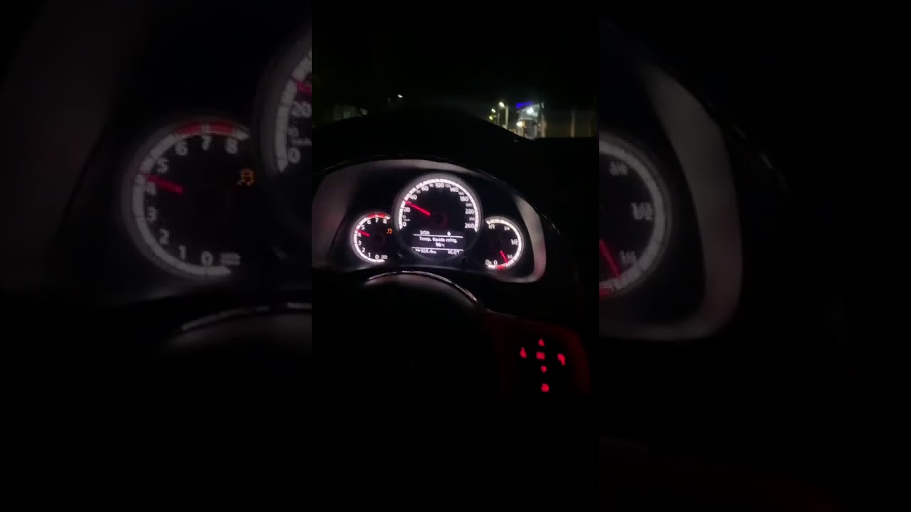 Manejando y escuchando m&uacute;sica en el carro de noche📸✌🏻