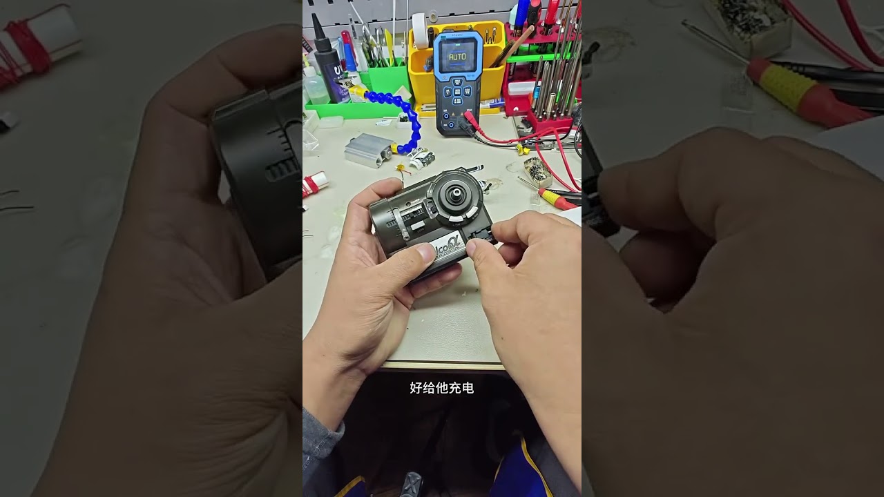 維修一架可摺疊放入遙控器的航拍直昇機。今天維修兩架