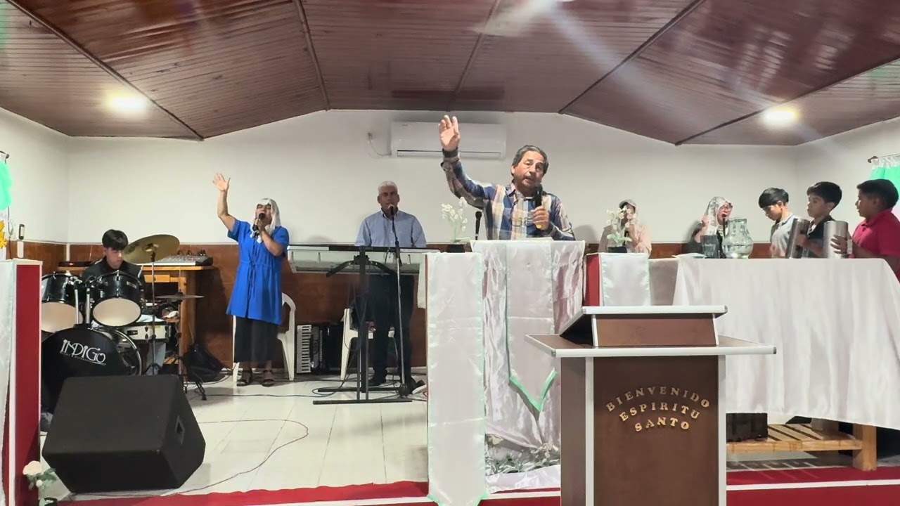 Empezamos la reunión del miércoles con cadena de Coros, que en esta tarde podamos alegrarnos, Amén!