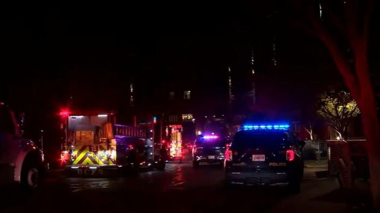 На парковке жилого комплекса в Брукхейвене загорелись 12 автомобилей.