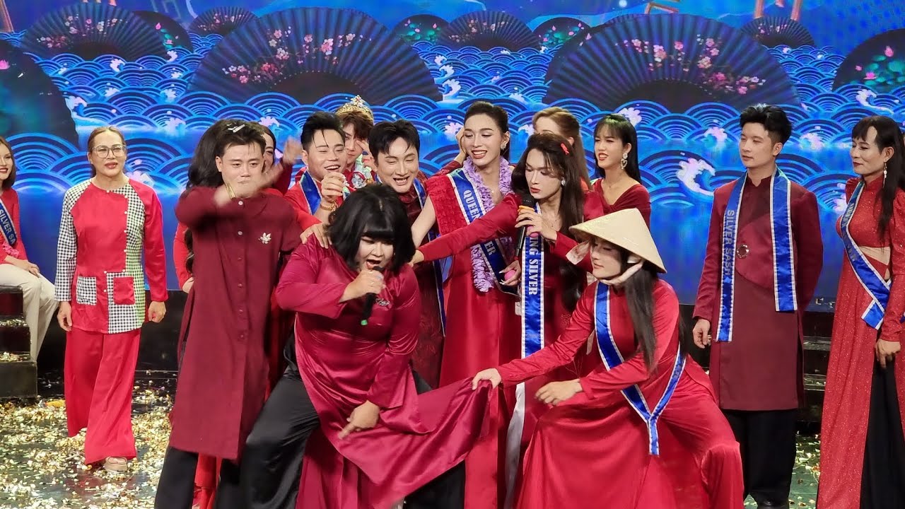 Hơn 30 nghệ sĩ lô tô mở màn đứng đầy sân khấu Sài Gòn Tân Thời 30/4
