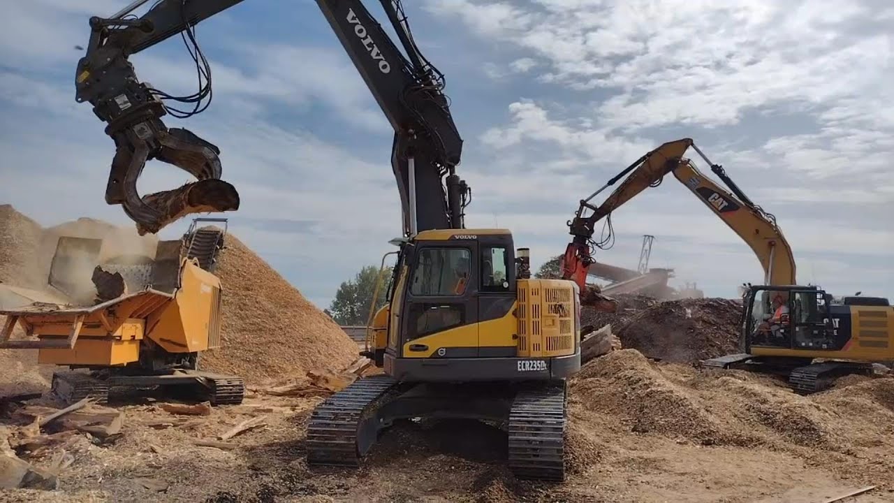 CAT 320e Volvo ECR 235d noremat valormax splitting heavy wood and chipping heavy wood.split a biglog