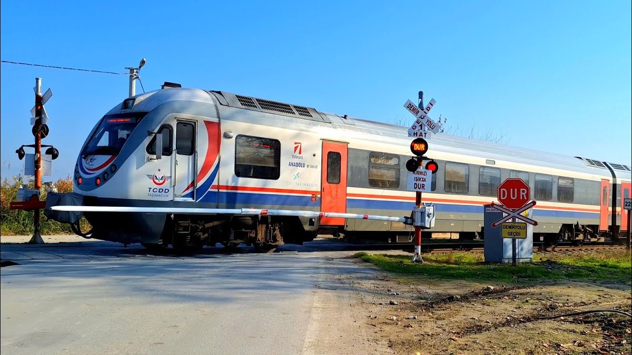 TCDD MT 15451 İZMİR-DENİZLİ TRENİ HEMZEMİN GEÇİTTEN HIZLI GEÇİŞ/LEVEL CROSSİNG.