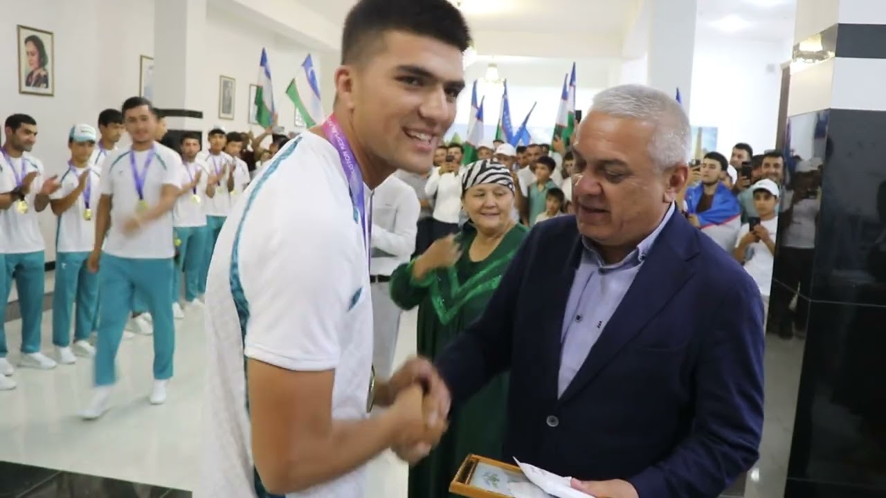 DXX kubogini qo‘lga kiritgan “Arabxona” jamoasi tantanali kutib olindi
