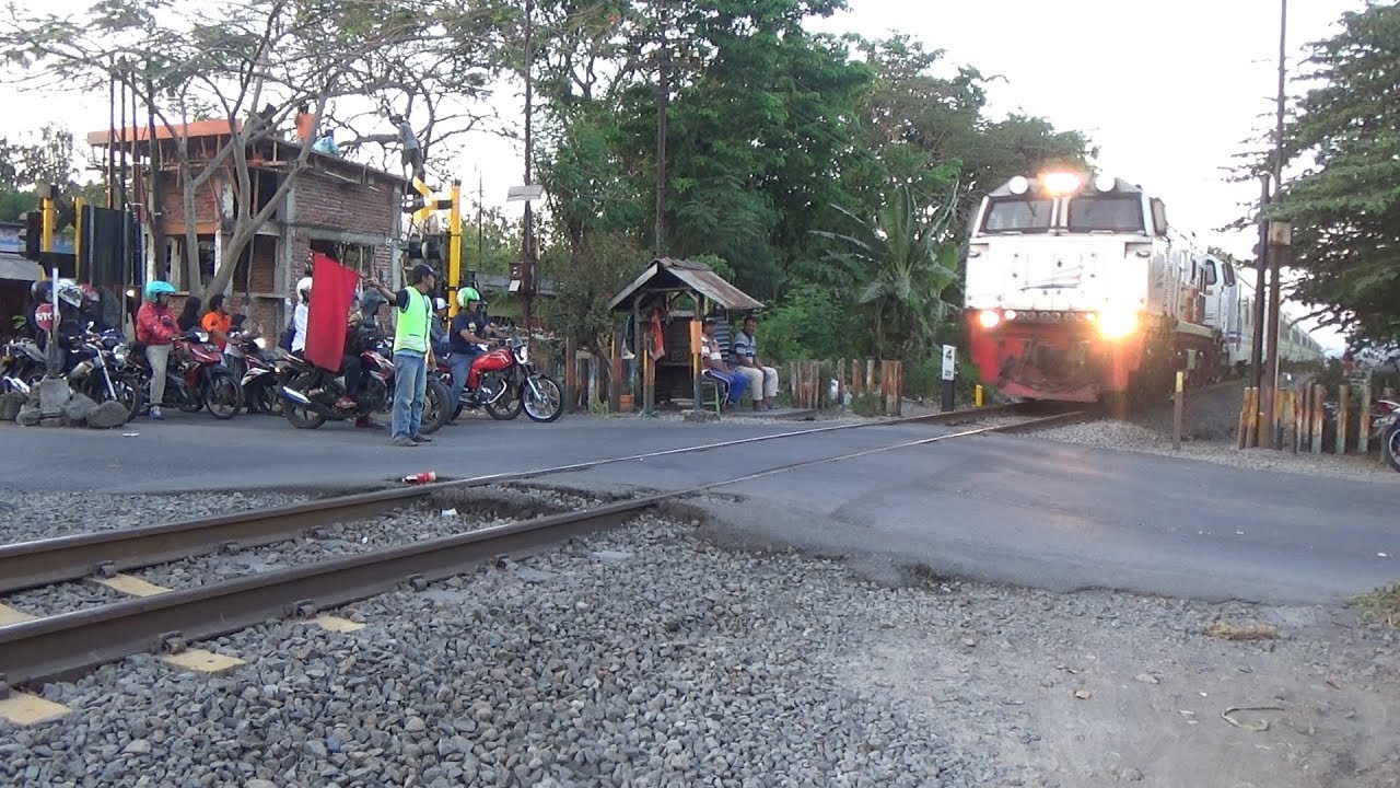 Akhirnya Ada Palang Pintu Baru! - Perlintasan Ketintang Selatan Surabaya