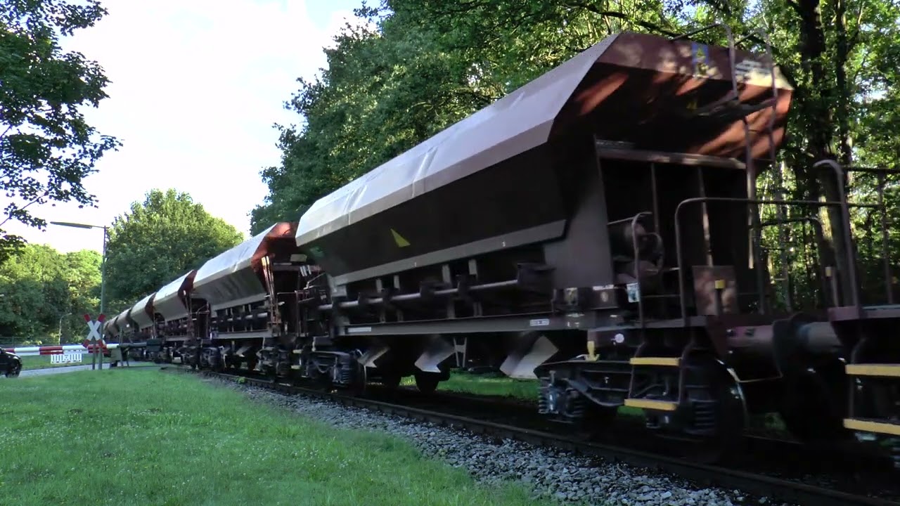 264.012 verlässt mit leeren Kieszug den ehemaligen Flugplatz Ahlhorn am 30.06.2014