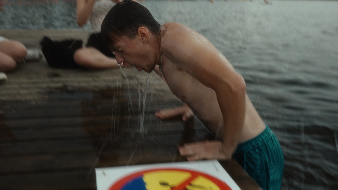 Skok do wody na główkę