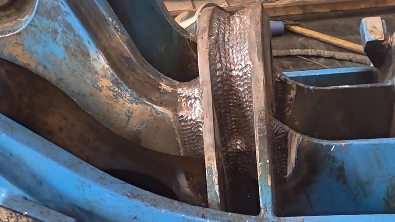 Svařování prasklého ramene důlního bagru. Welding a cracked mining excavator boom.