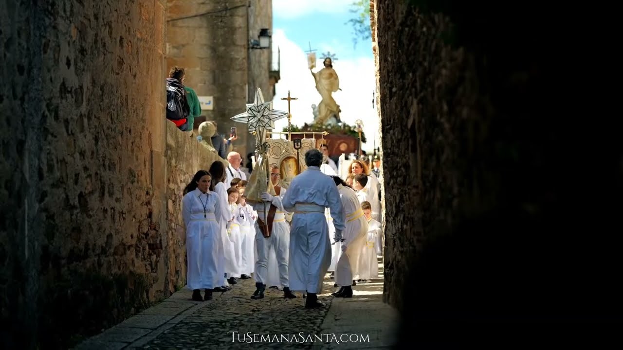 Encuentro en la Plaza Mayor. Procesión del Domingo de Resurrección 2025. Semana Santa en Cáceres