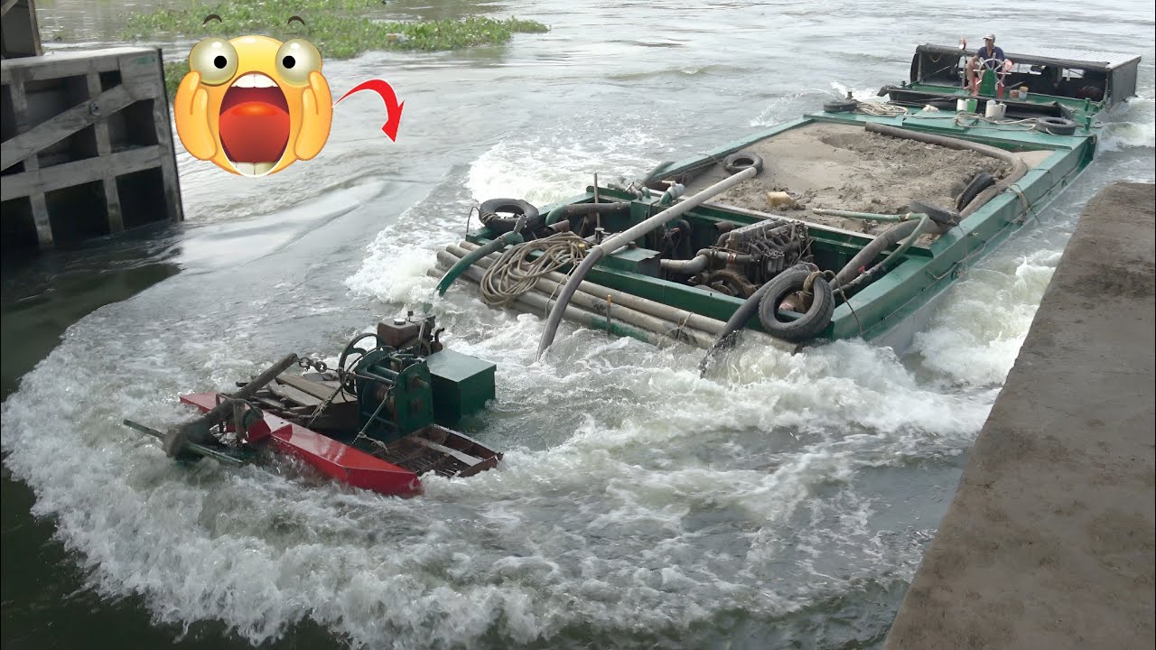 Стальной корабль с песком бросается в бой с бурными водами в захватывающий миг!